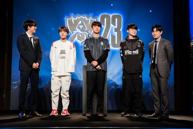 In the drama period with coach Daeny (far left), T1 still has a good 2021 season
