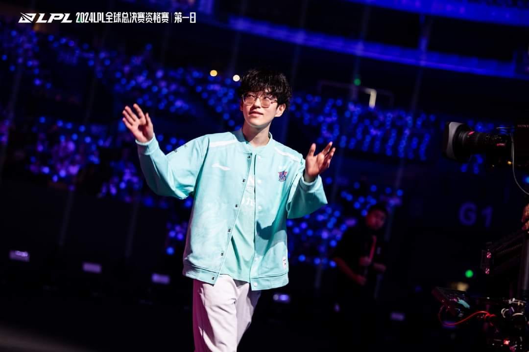 But he is in trouble with the old team and is in danger of sitting at home watching Worlds 2024 after EDG asked to ban scout on exit.