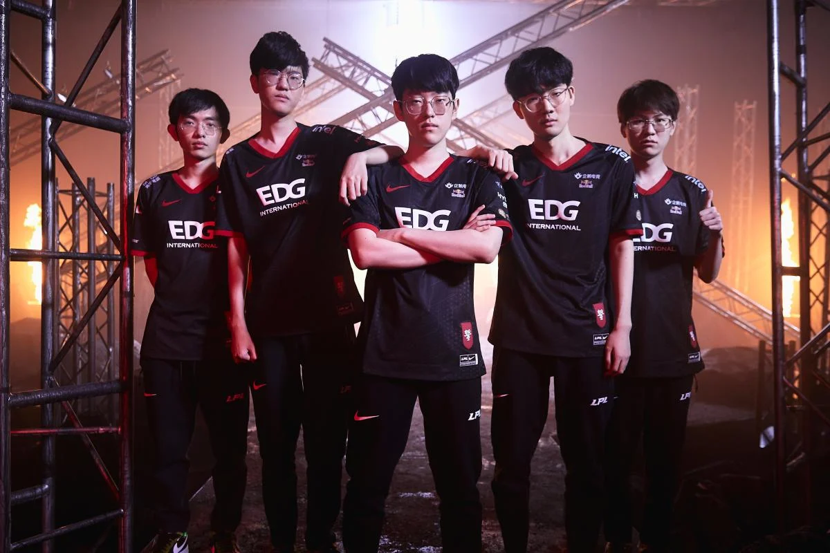 Scout (center) has won the World Championship 2021 with EDG