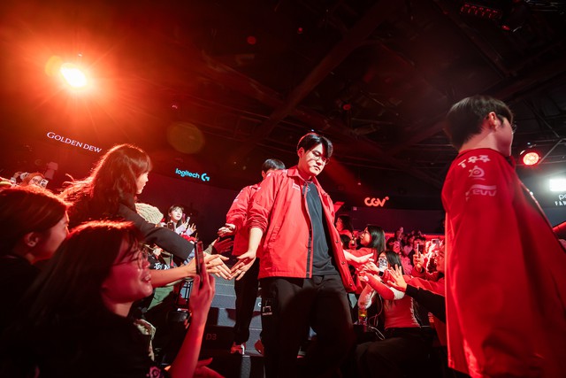 After all, Faker also had to speak up about Drama T1 - Gumayusi - Smash - Photo 1.