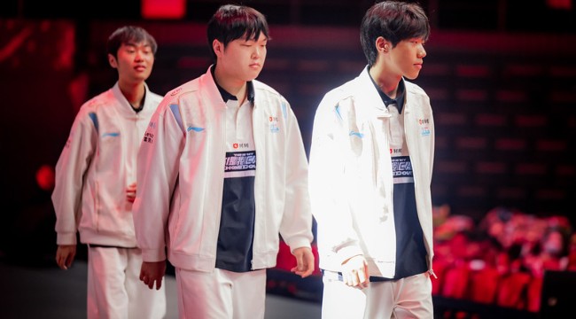 Recently appeared the clip with the content of the offensive action of Bin (in the middle) for ON (ahead)