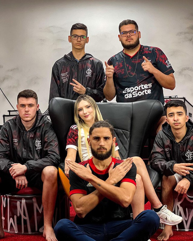 Isa Sudati (center) take pictures with an eSports team