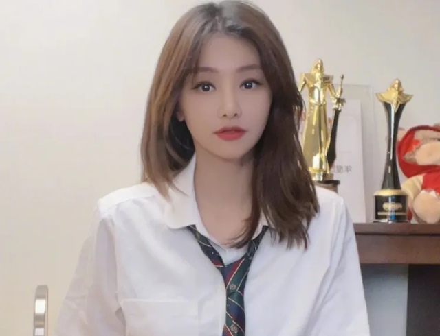Miss - Former female player, MC, streamer earn the best money Esports Trung has analysis of Faker's income analysis