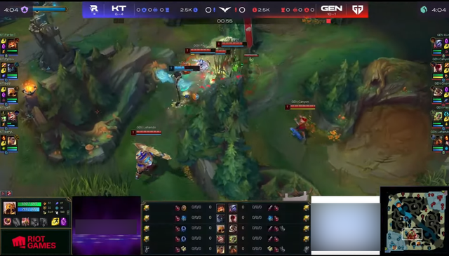 Deft alone goes to the forest, although there is no teammates around