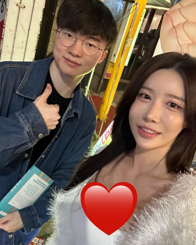 A beautiful fangirl meeting Faker on the street and asking for a picture with him but occupying Spotlight thanks to her sexy physique