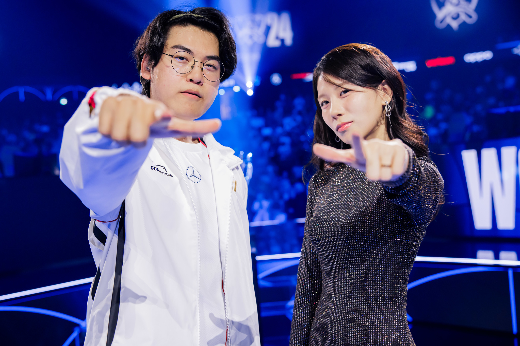 Female MC Jeesun Park took the wave after just a moment 