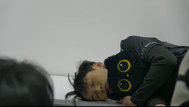 The player of TS sleeps in the waiting room