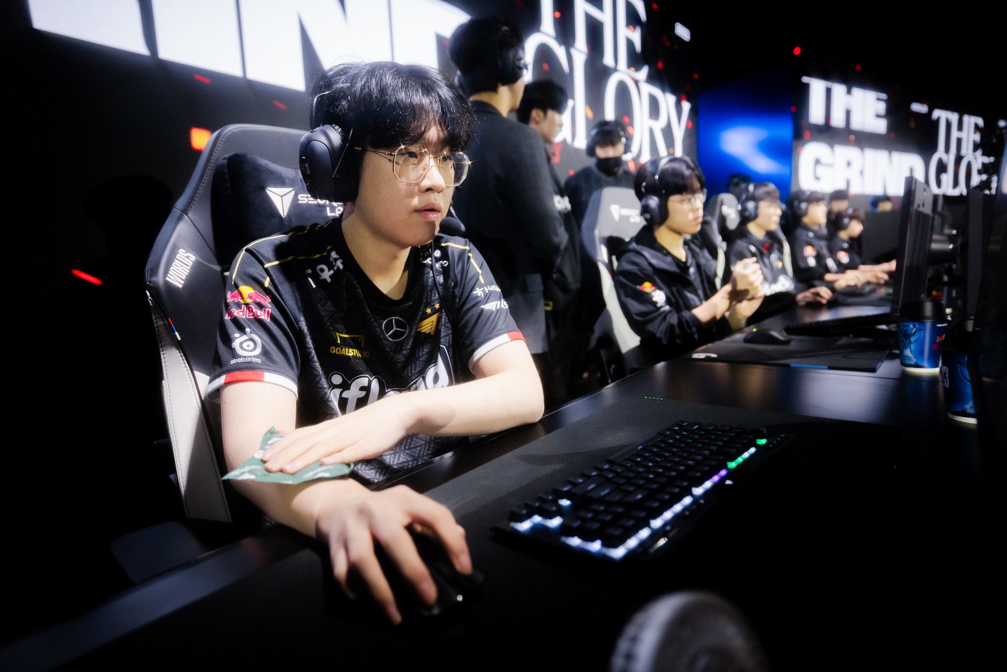 The training between teams, despite being competitors of each other, are absolutely not strange in the professional League of Legends environment