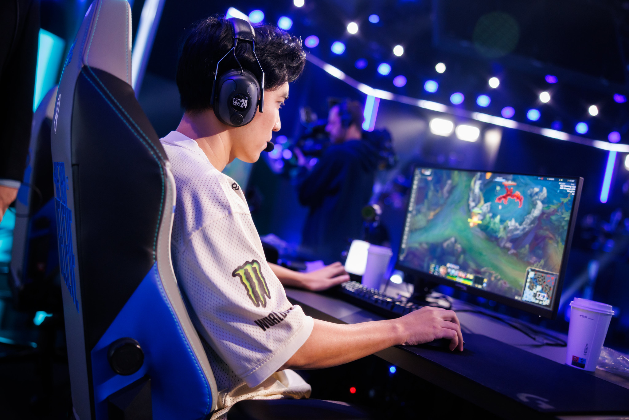 The fact that scrim with strong teams can help weak teams improve skills but strong teams do not always want scrim with the team with a great difference.