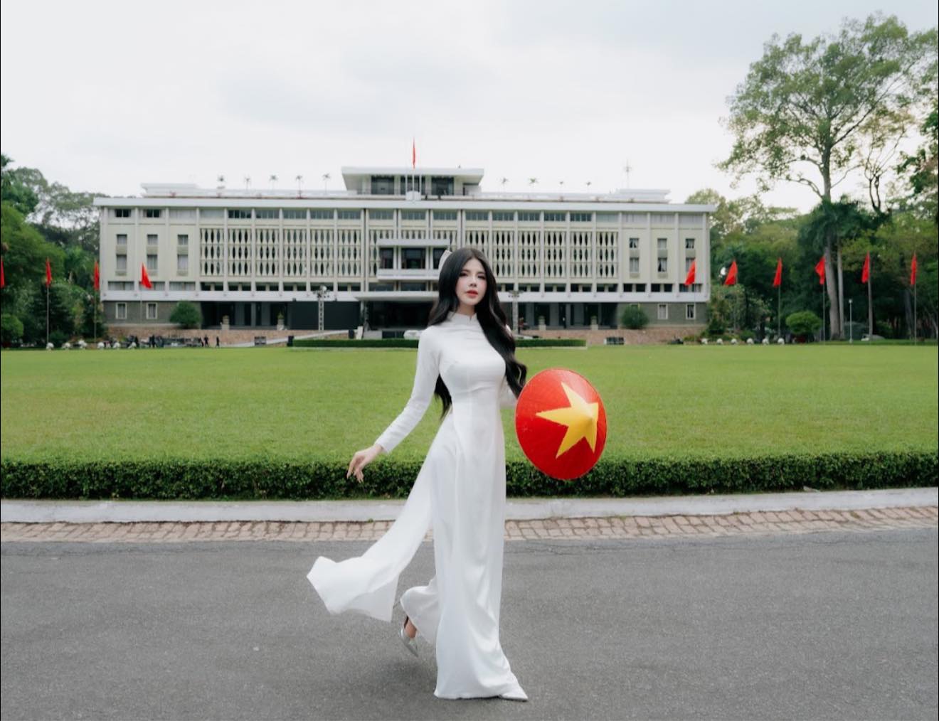 Female MC Mai Dora shows off in a set of ao dai to celebrate April 30