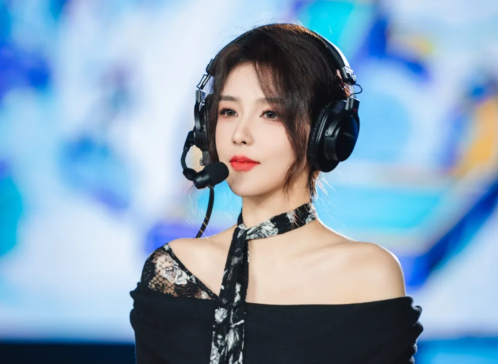 The famous female MC Rita is not only in the LPL community but also very famous in Vietnam
