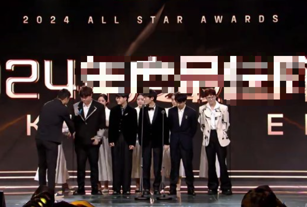 Revealing the best squad of LPL season 2024, a controversial name- Photo 1.