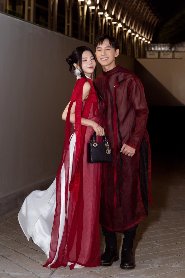 Show off his wife on Tet holiday, BLV Van Tung was suspected by fans "plot" Behind- Photo 1.