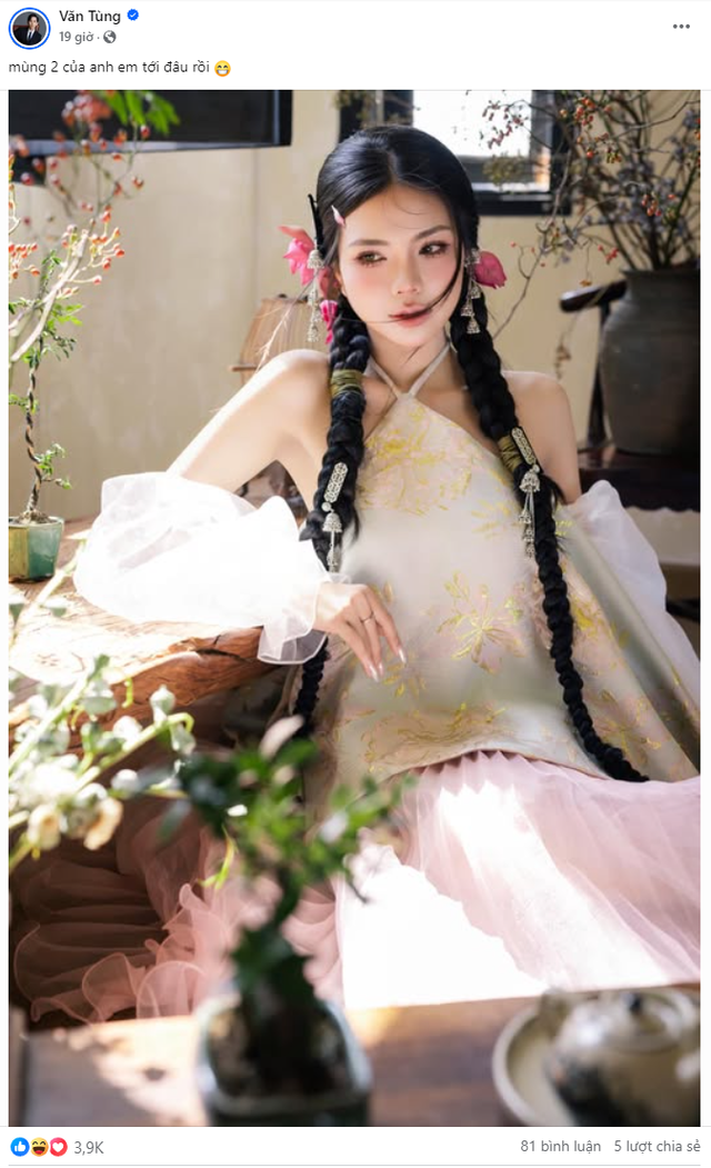 Show off his wife on Tet holiday, BLV Van Tung was suspected by fans "plot" Behind- Photo 2.