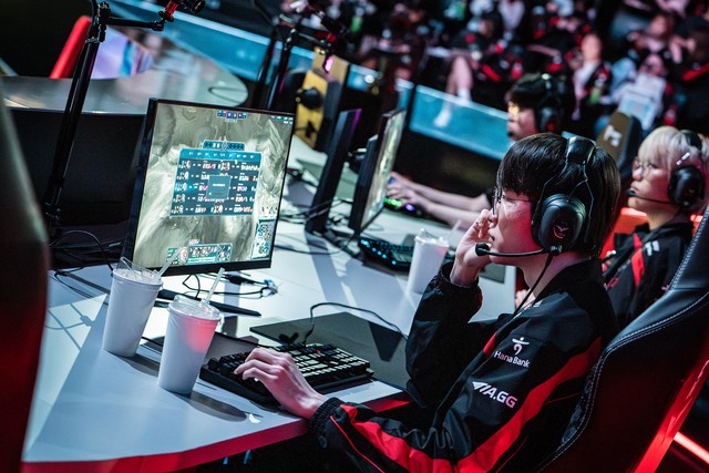 Faker and T1 members clearly showed their tiredness in the match against Fearx because of the transmission incident