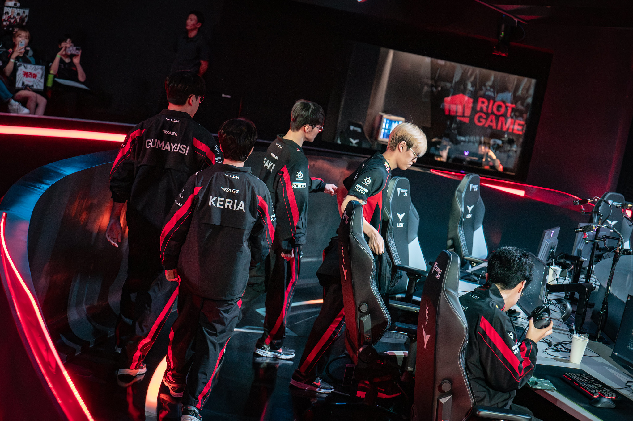 T1 continues to lose a much weaker opponent than them