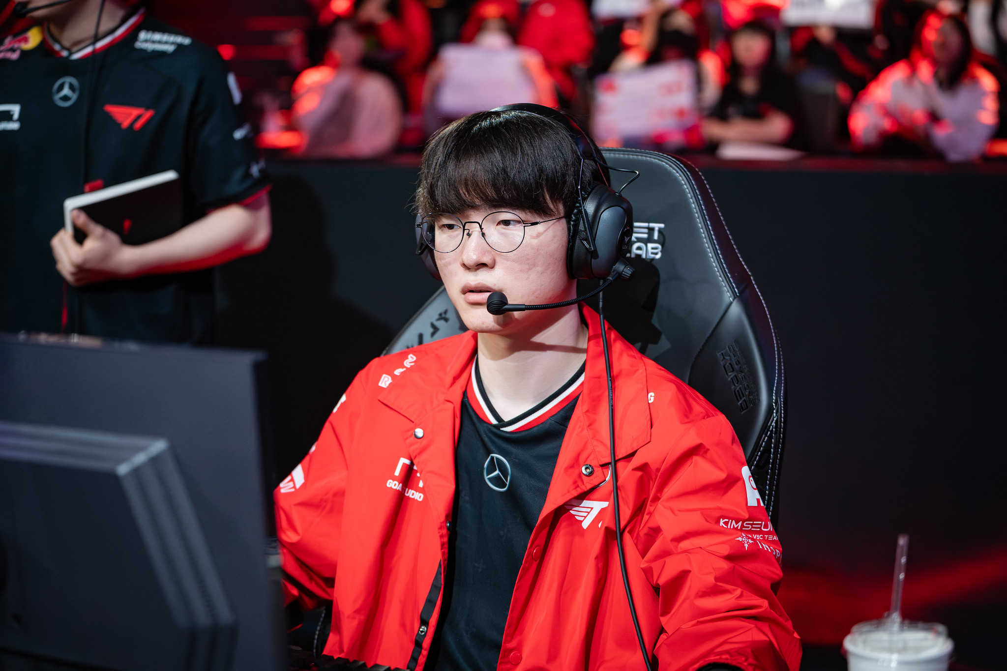 T1 has strange choices in the match against DNF