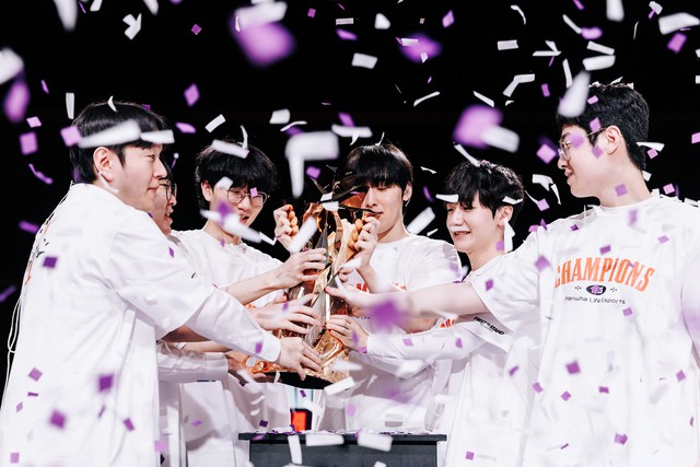 The question of Riot is very controversial with T1 after the championship of HLE- Photo 1.