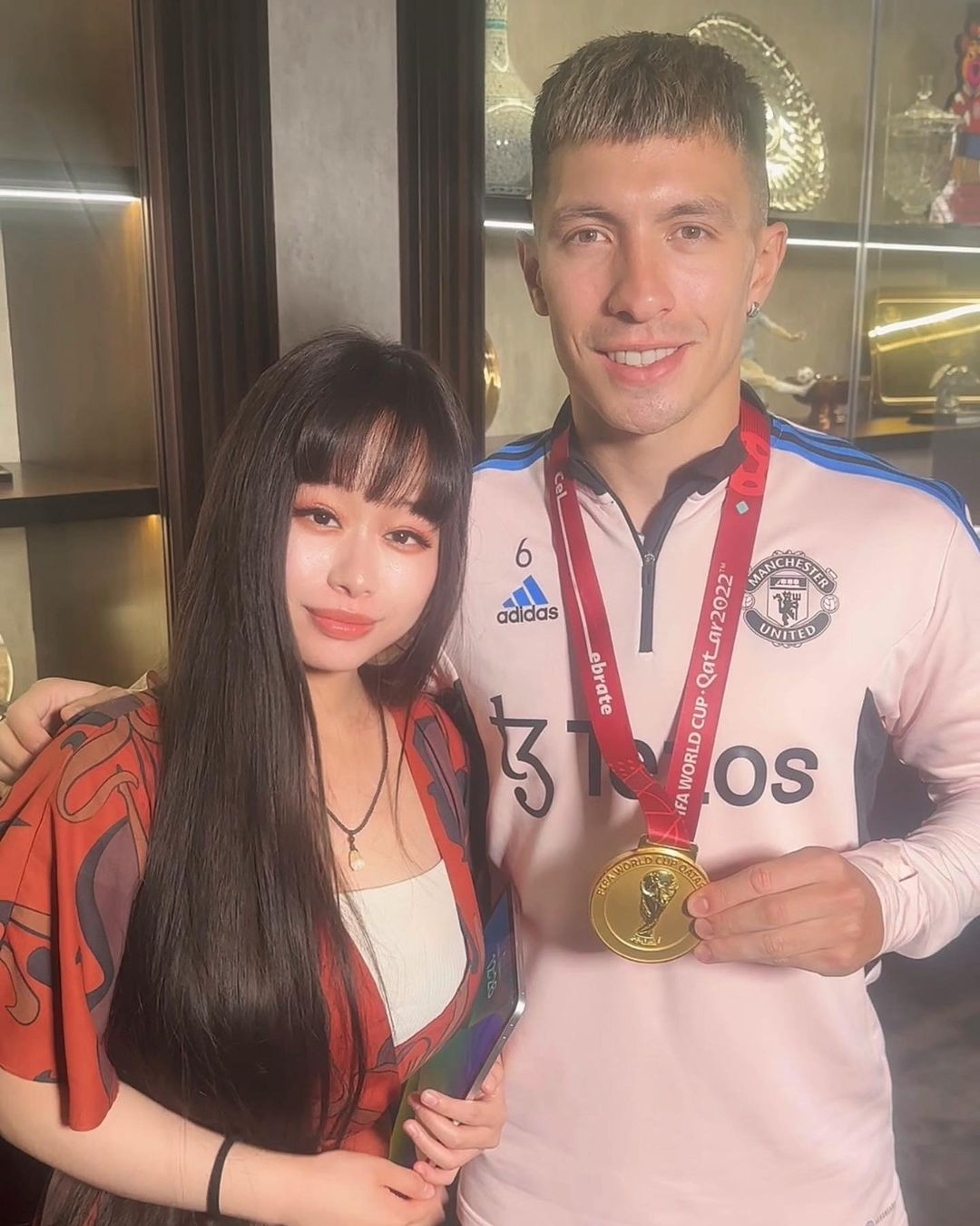 The reporter also often posted checkin photos with football stars on personal IG site
