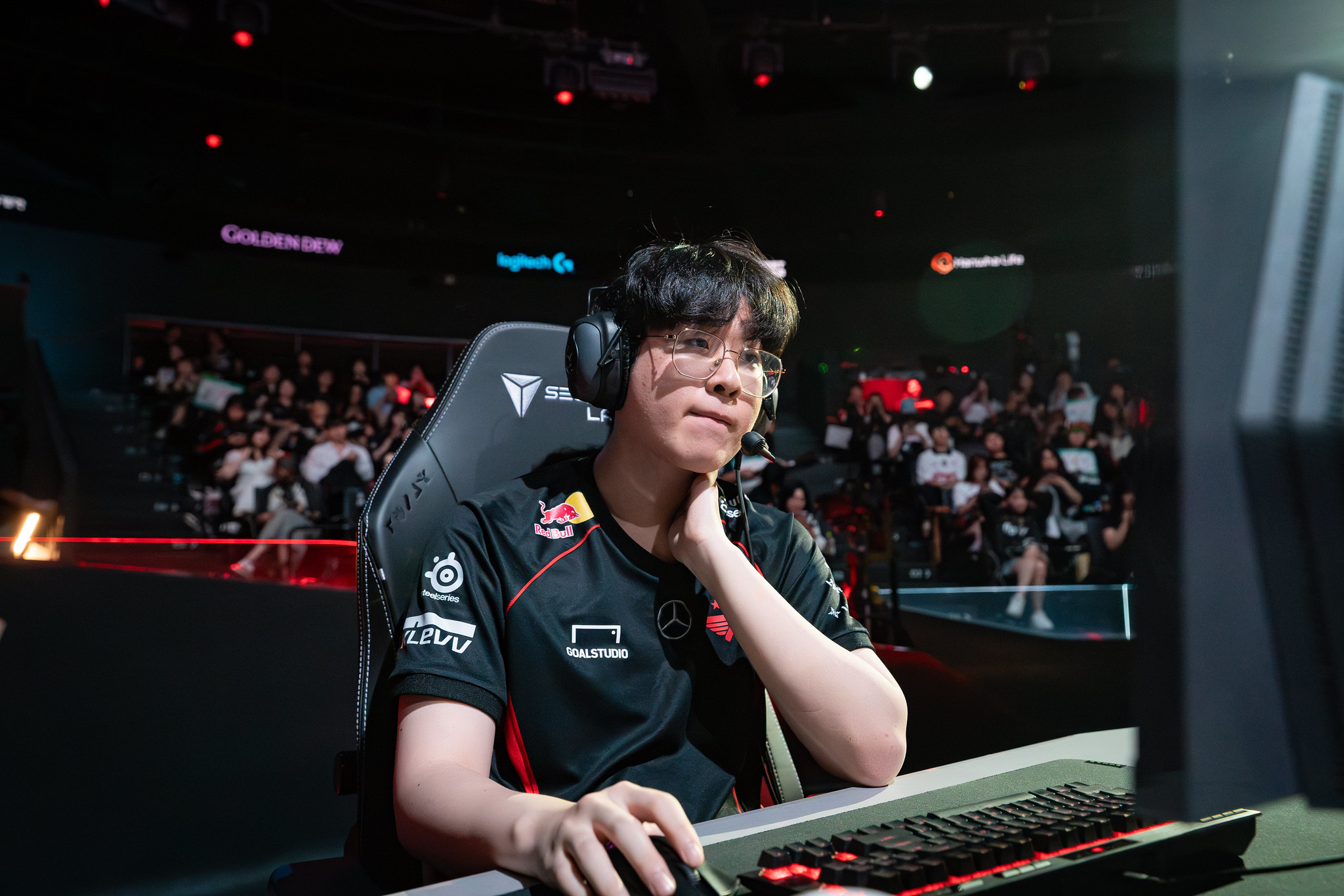 Zeus is the most criticized name after defeating HLE because there is almost no effect in the match